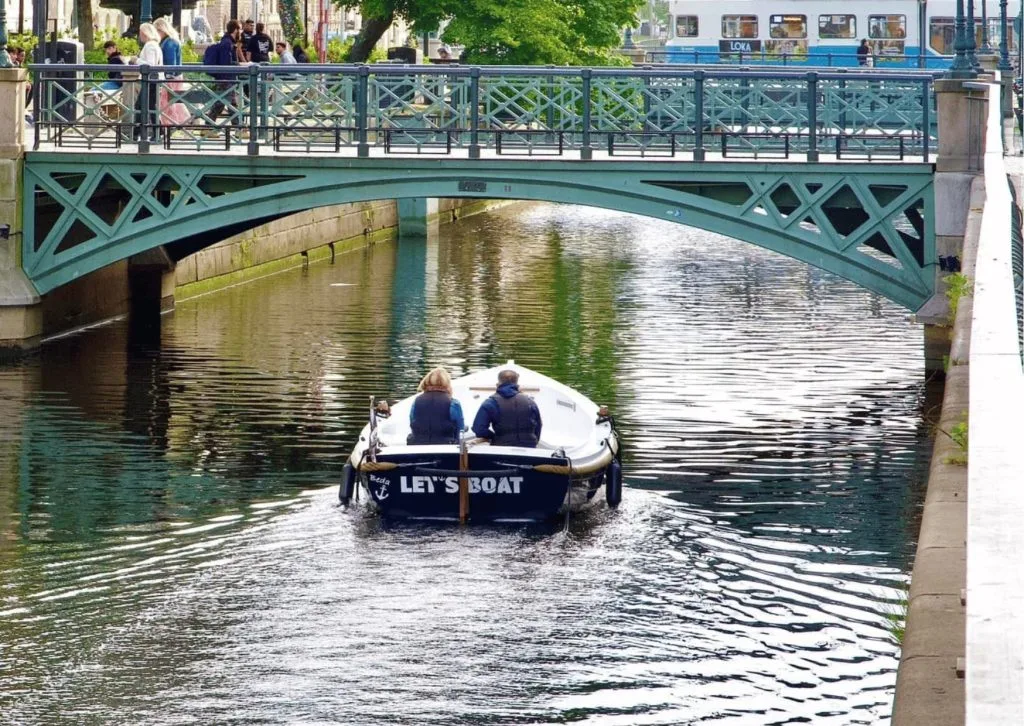 Den perfekta dejten på en elbåt!